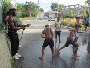 Les jeunes utilisent l'espace public pour aborder les problèmes de chaleur dans la communauté
